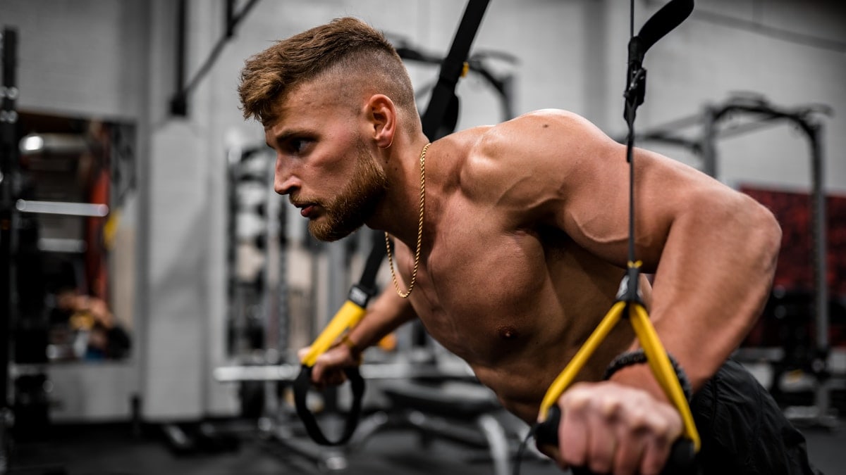 Bodybuilder and online coach @Crowtersix working out at a gym!

Instagram: @VisualsByRoyalZ